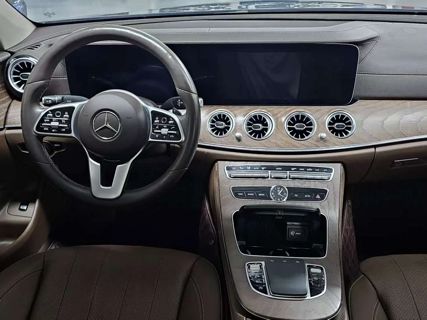 Mercedes-Benz E-Class 2019 — Photo 9/19