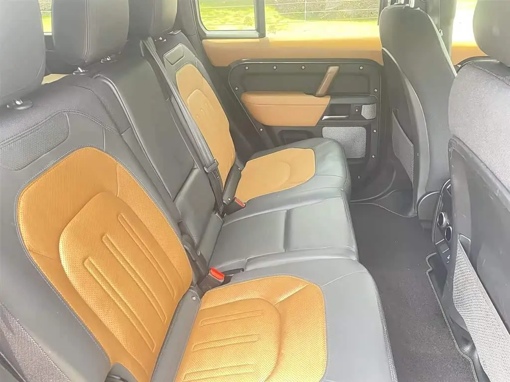 Land Rover Defender 2023 — Photo 17/20