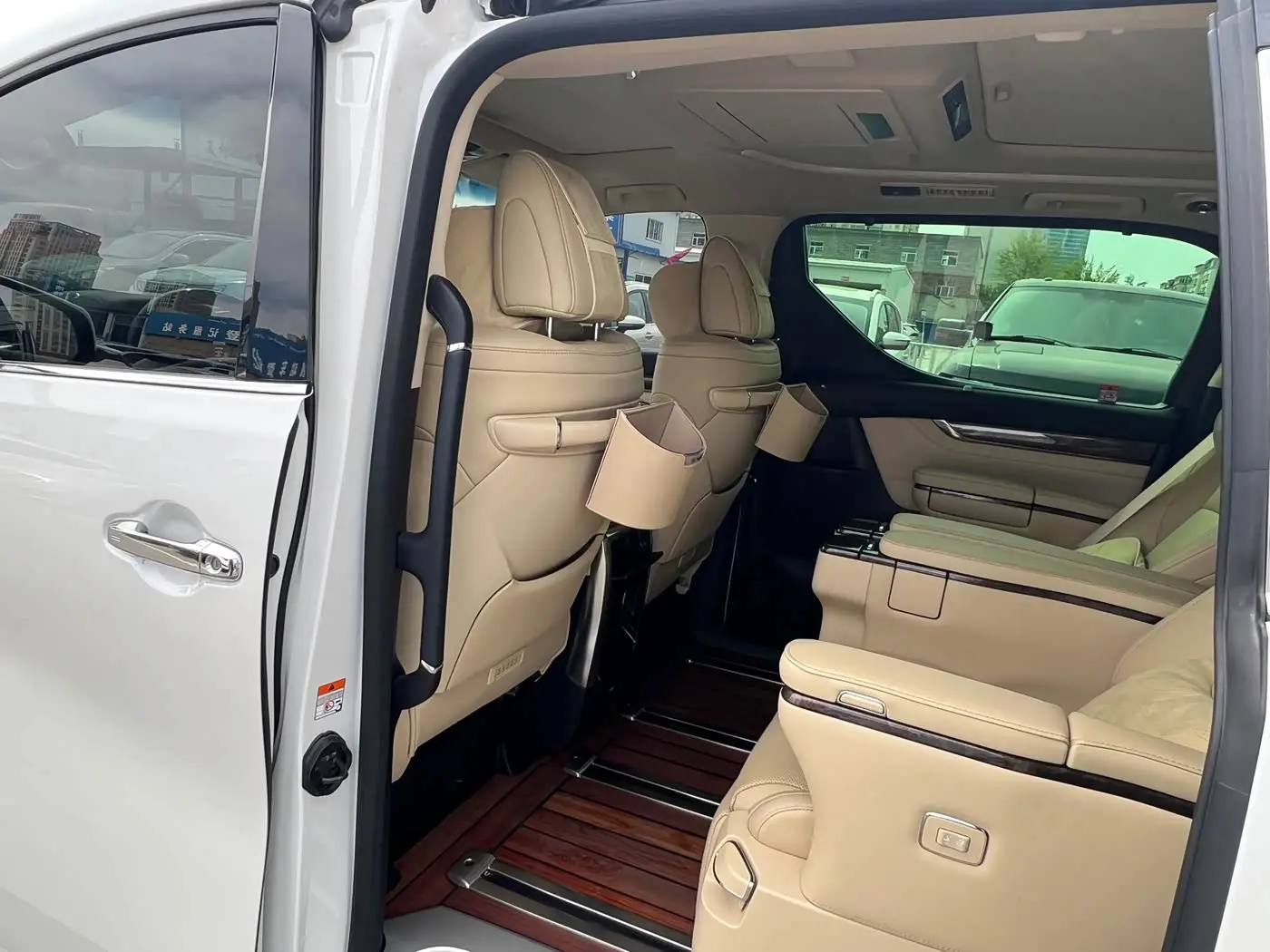 Toyota Alphard 2024 — Photo 6/10