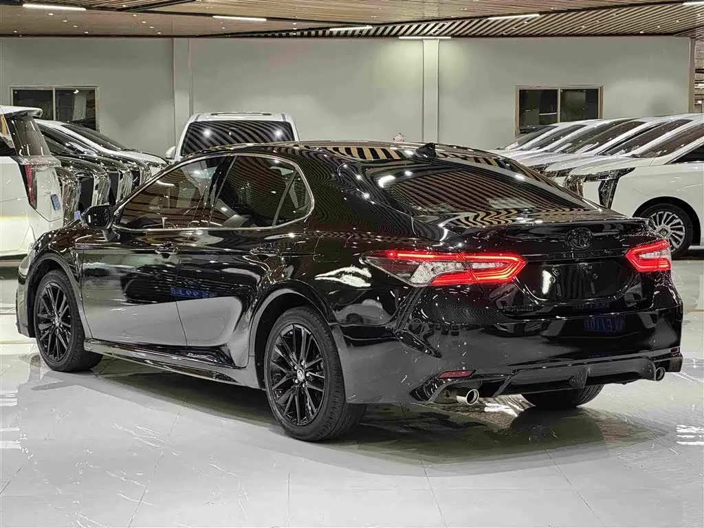 Toyota Camry 2023 — Photo 6/10