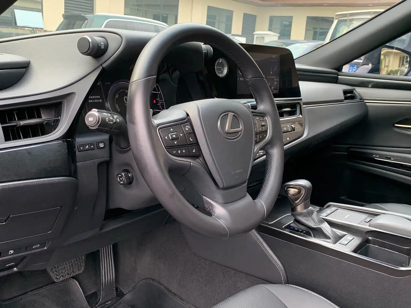 Lexus ES 2021 — Photo 17/20