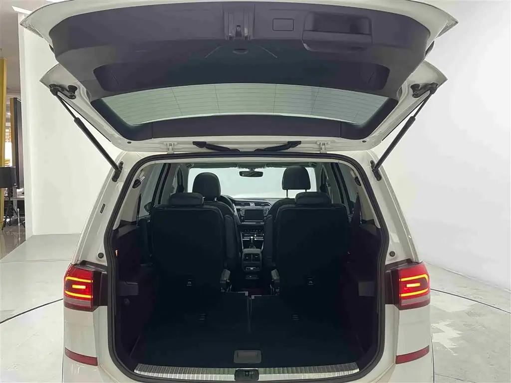 Volkswagen Touran 2021 — Photo 16/20