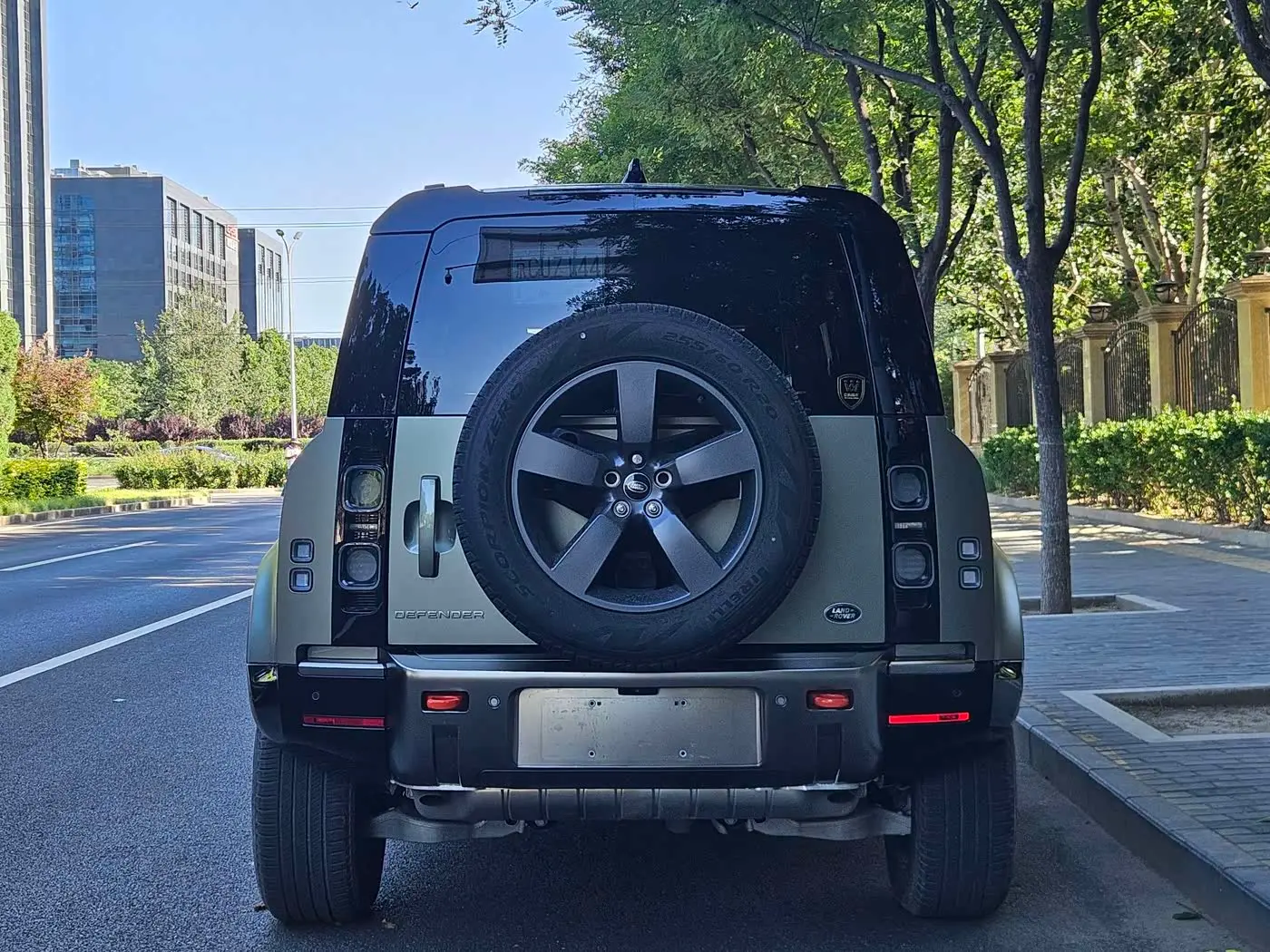Land Rover Defender 2023 — Фото 5/20