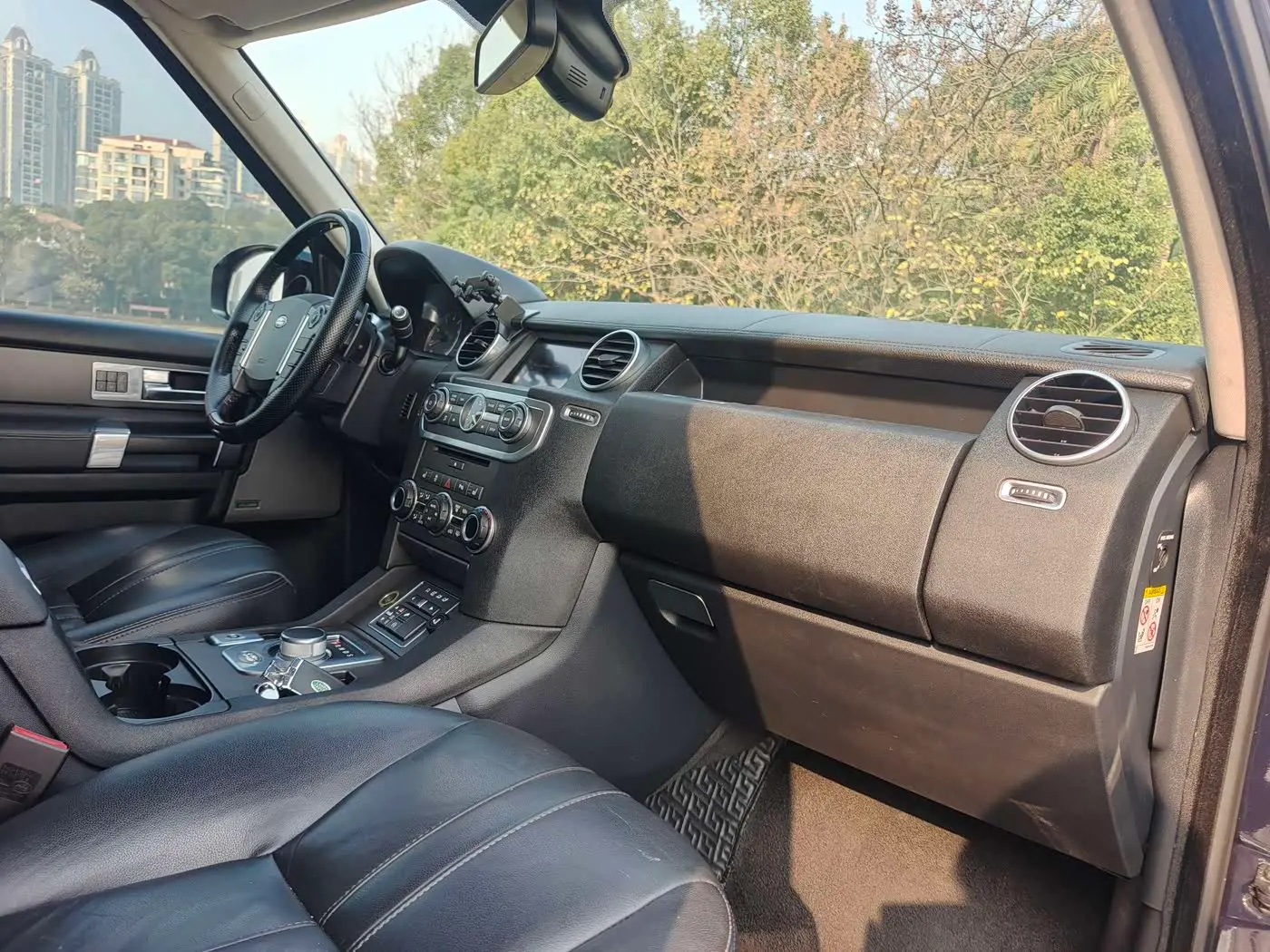 Land Rover Discovery 2017 — Photo 11/16