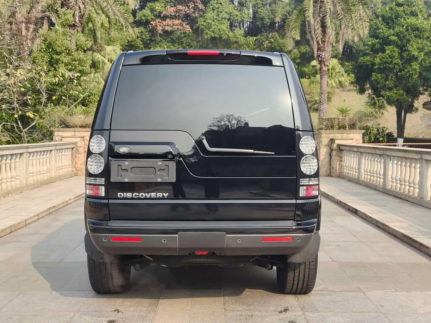 Land Rover Discovery 2017 — Photo 6/16