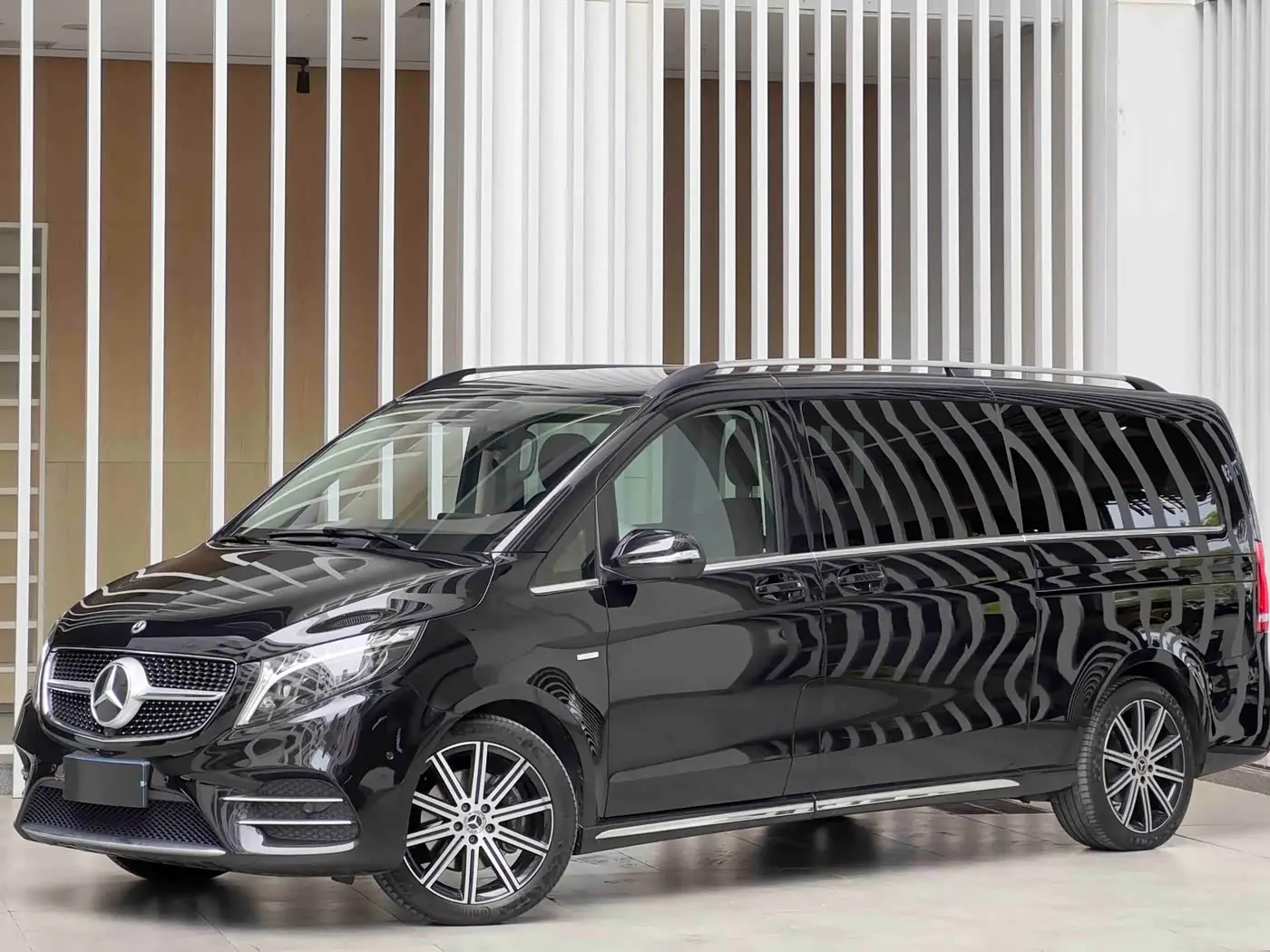 Mercedes-Benz V-Class 2024 — Photo 1/20