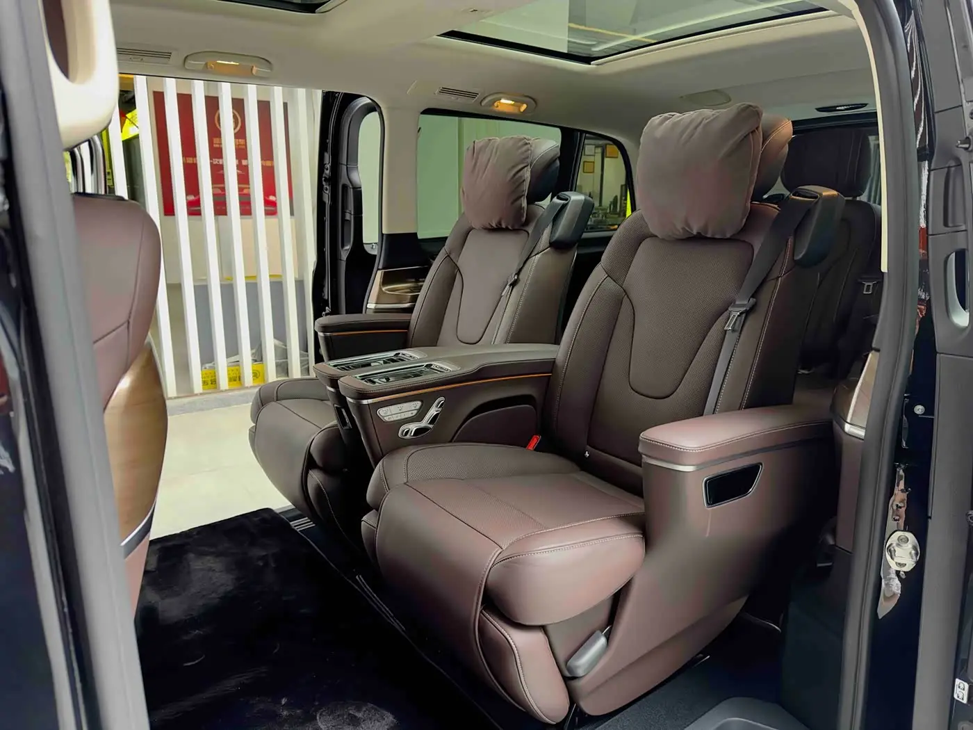 Mercedes-Benz V-Class 2024 — Photo 12/20
