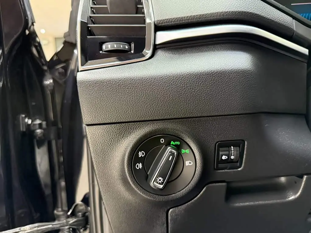 Škoda Karoq 2023 — Photo 9/20