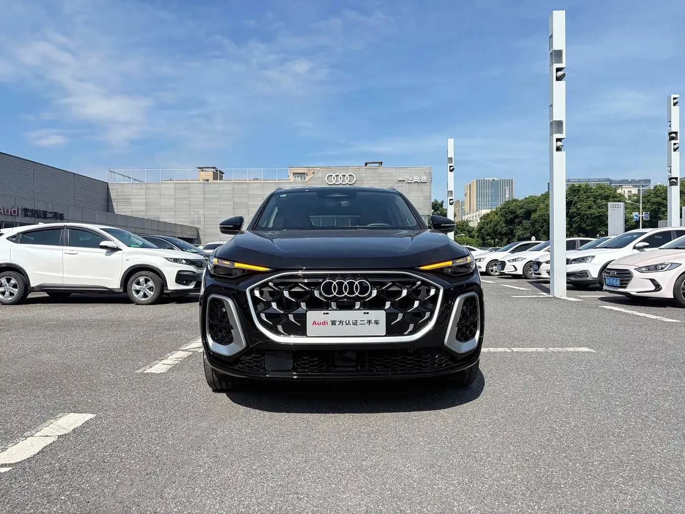Audi Q5L 2025 — Photo 2/19