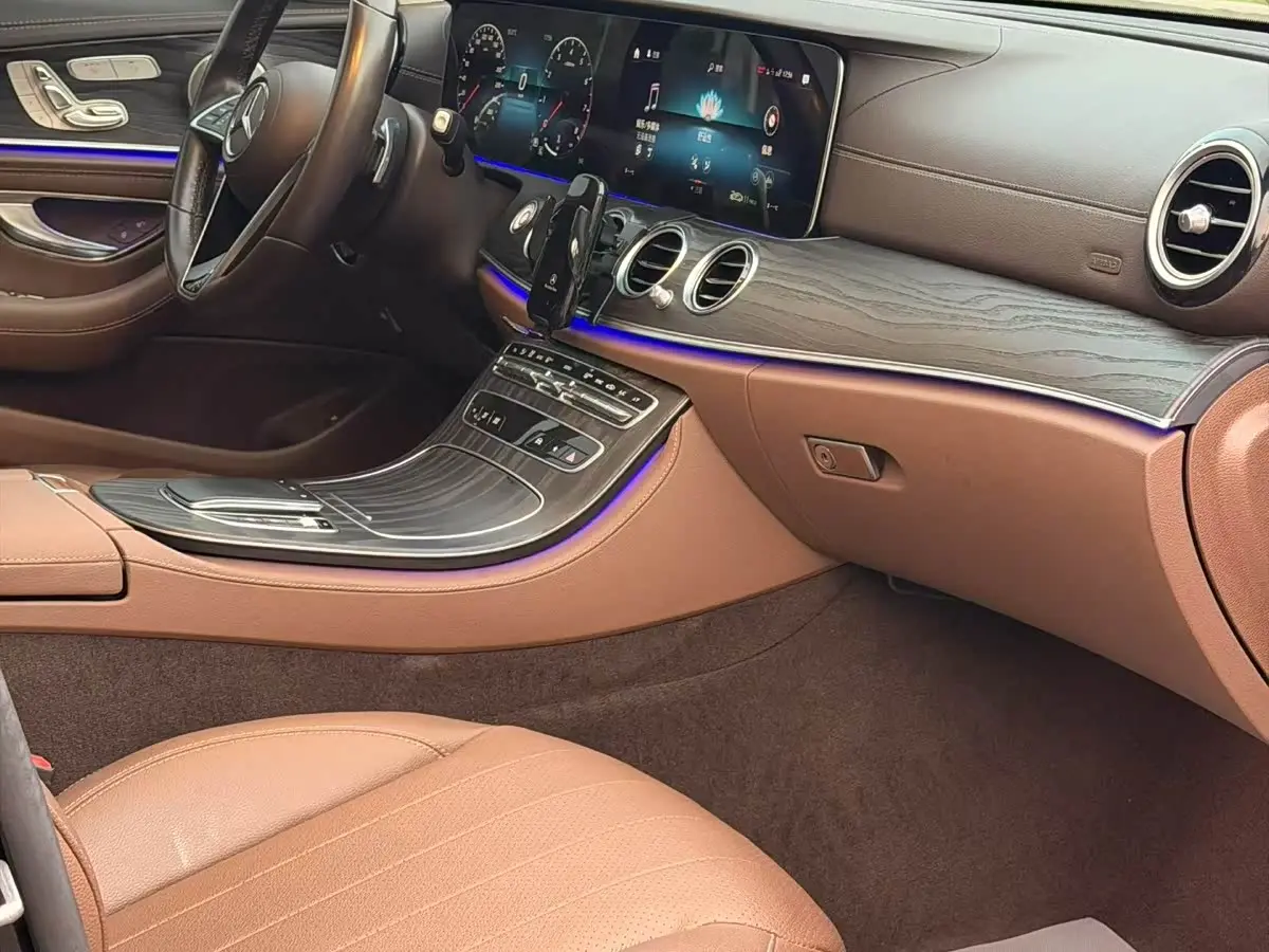 Mercedes-Benz E-Class 2021 — Photo 8/9