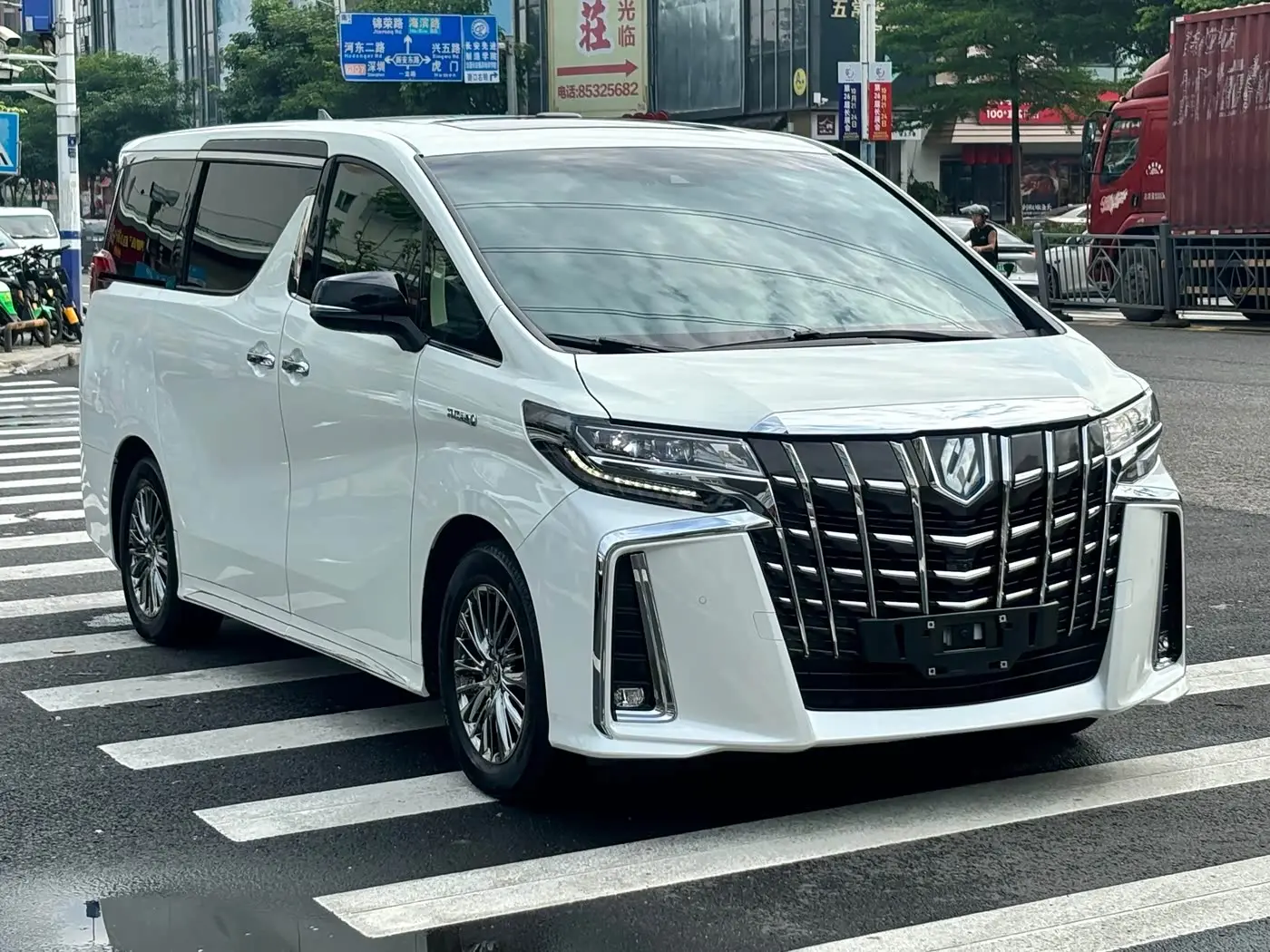 Toyota Alphard 2022 — Photo 4/17