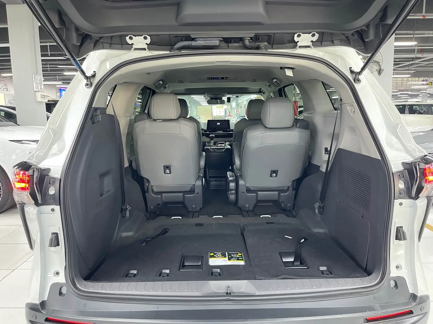 Toyota Granvia 2024 — Şəkil 12/19