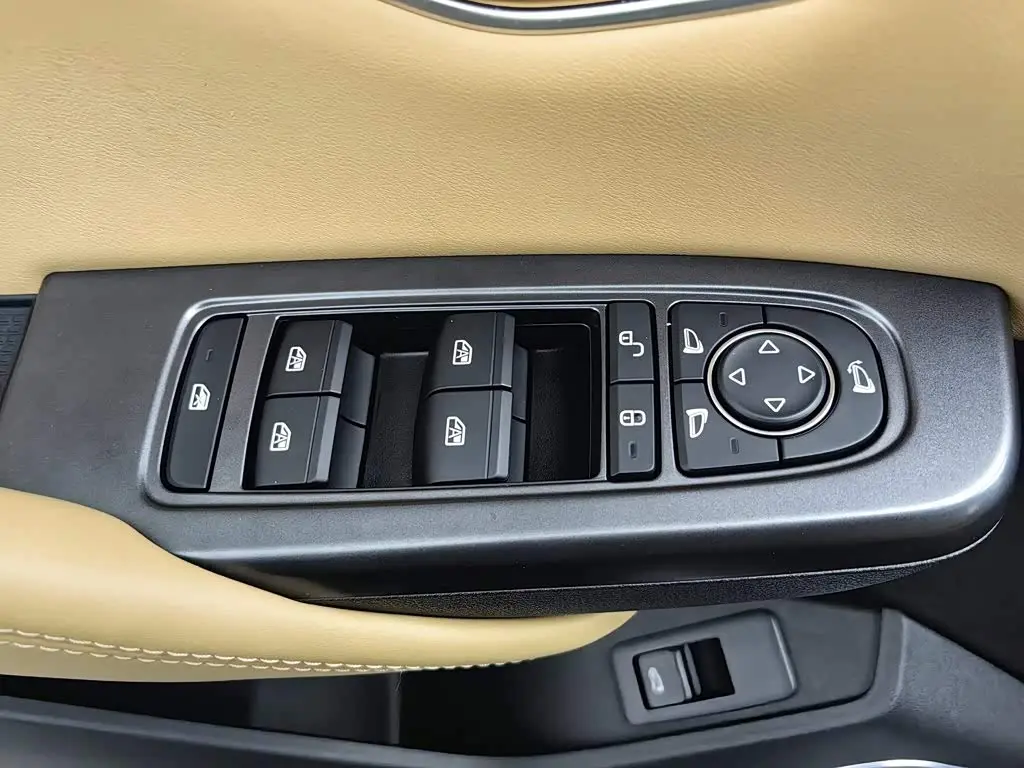 BYD Song L DM-i 2025 — Photo 9/20