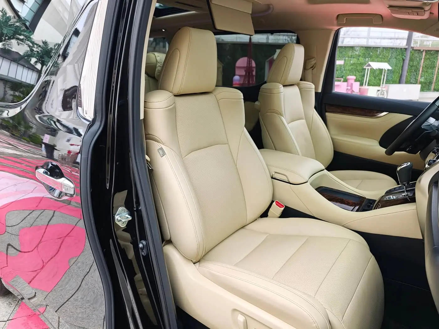 Toyota Alphard 2023 — Photo 14/20