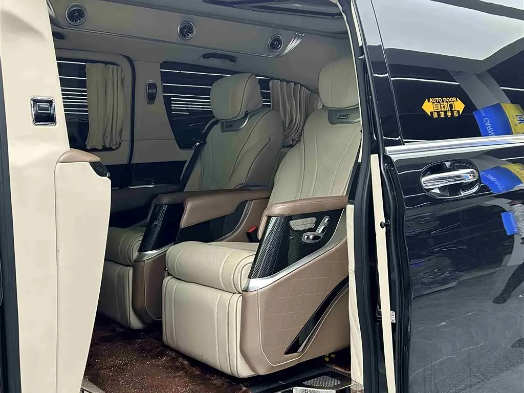 Mercedes-Benz V-Class 2023 — Photo 8/20