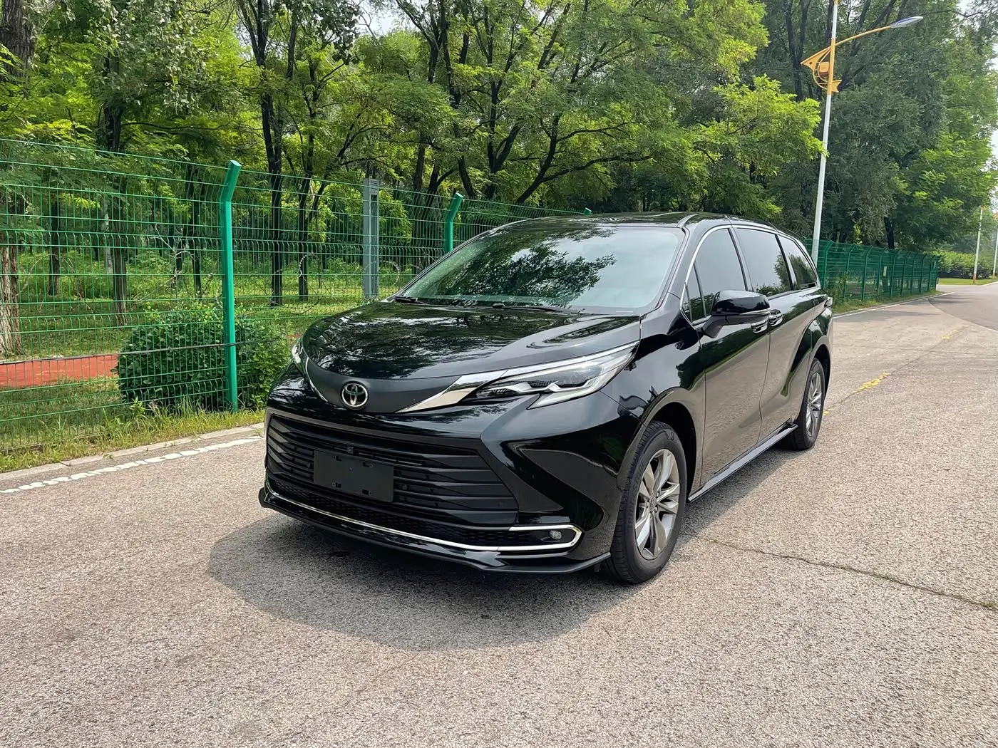 Toyota Sienna 2026 — Photo 1/18