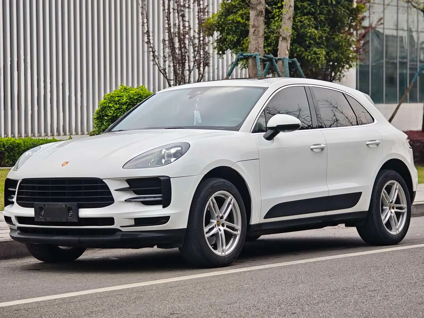 Porsche Macan 2021 — Photo 1/16