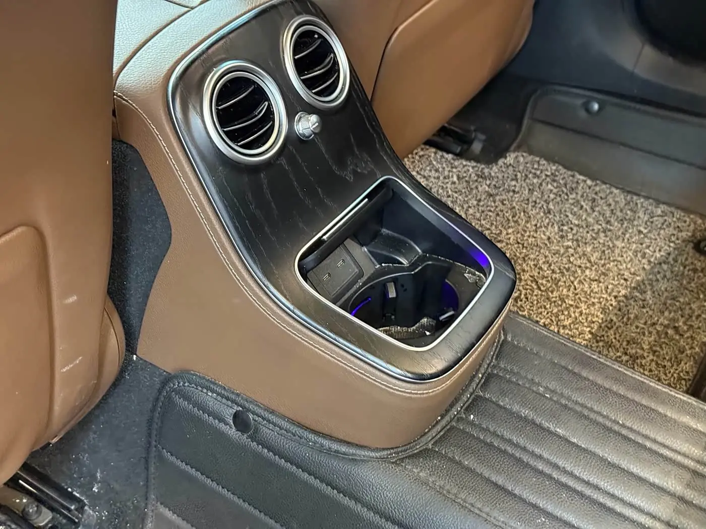 Mercedes-Benz E-Class 2023 — Photo 12/20