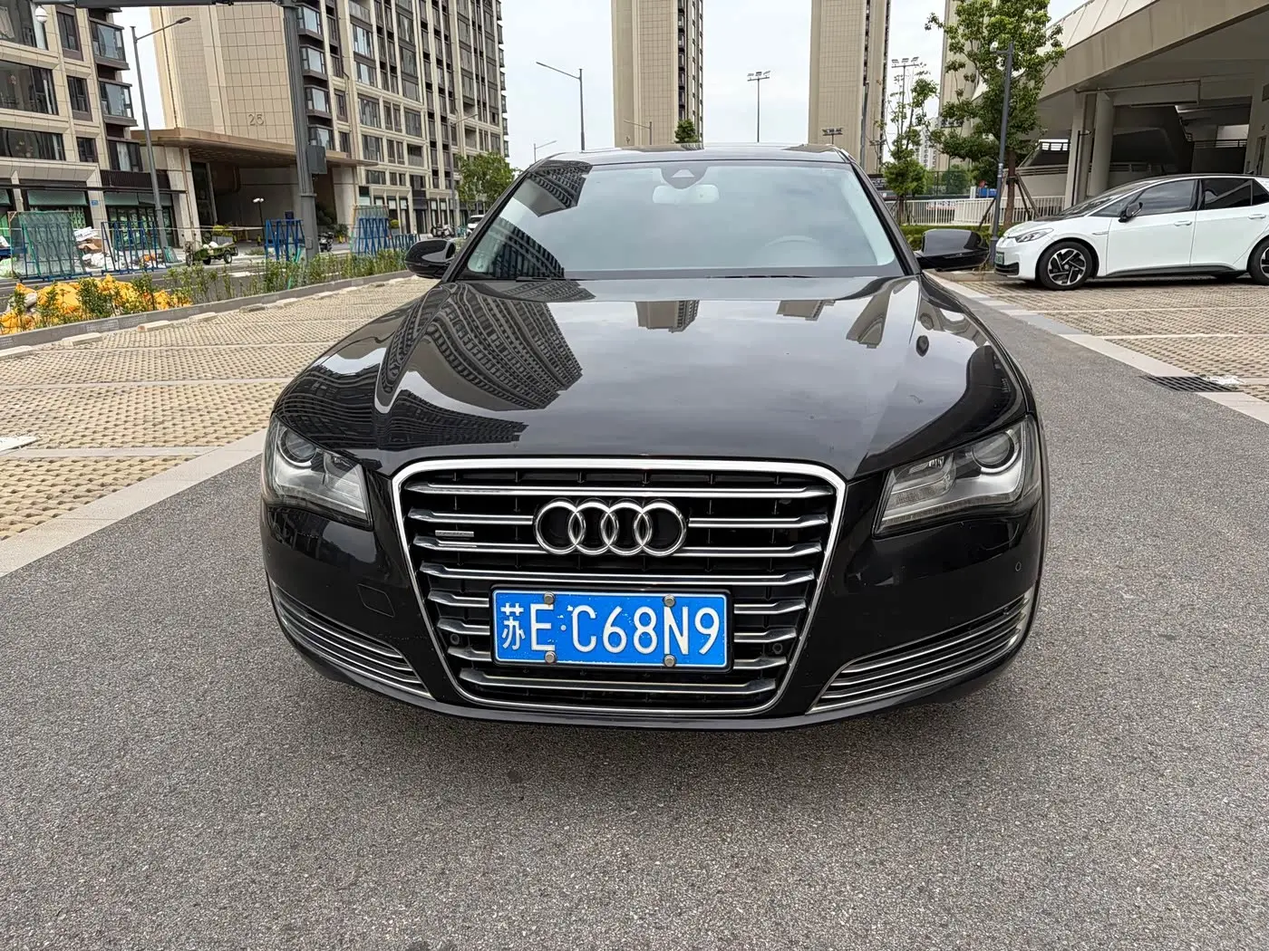 Audi A8 2014 — Photo 2/17