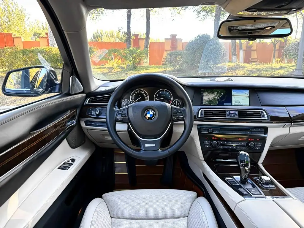 BMW 7 Series 2013 — Фото 12/17