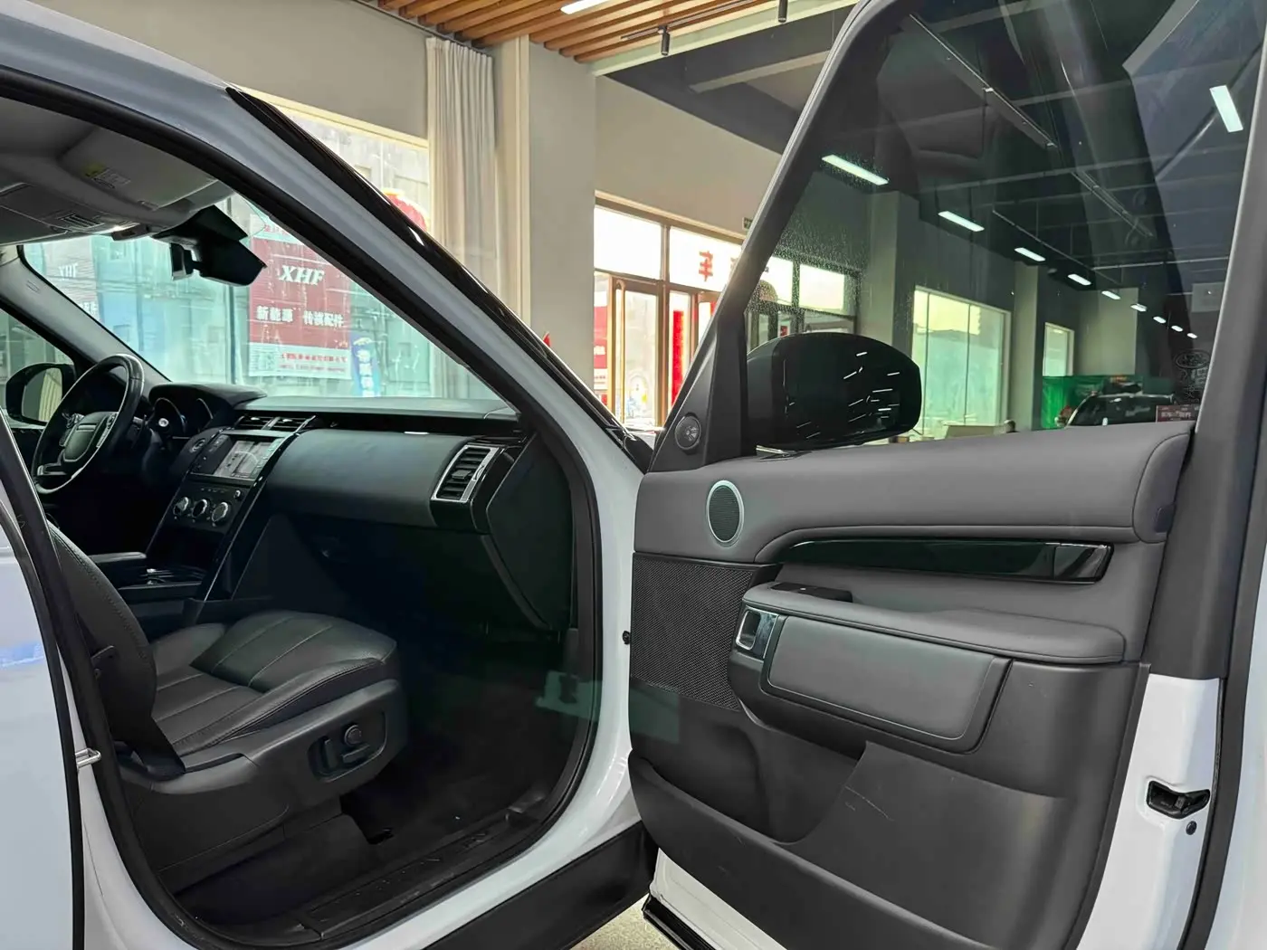 Land Rover Discovery 2018 — Photo 9/18