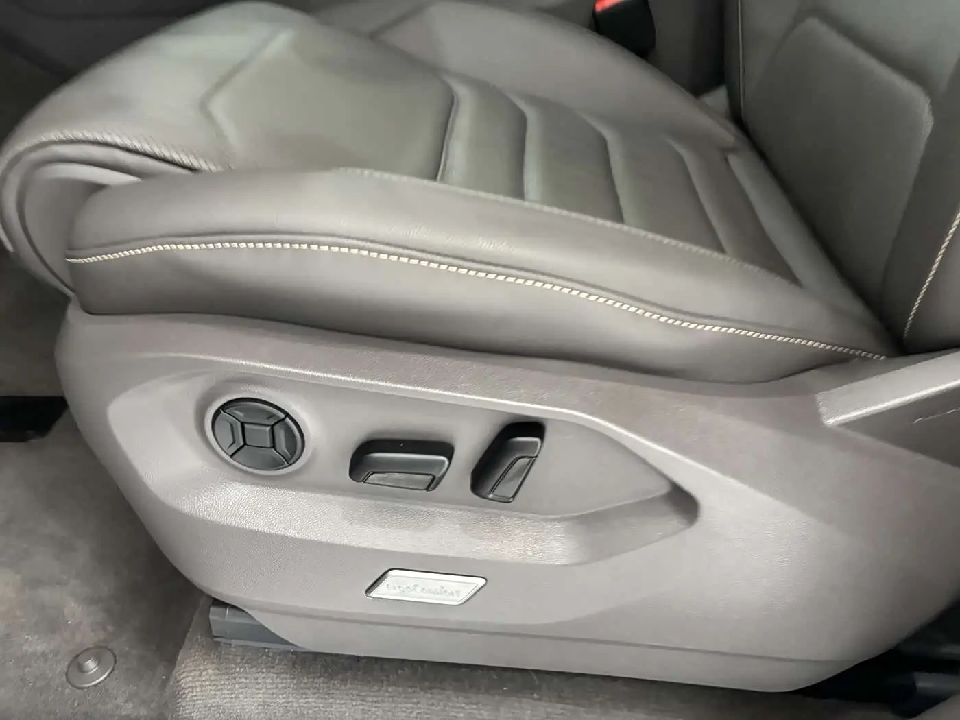 Volkswagen Touareg 2025 — Photo 12/20