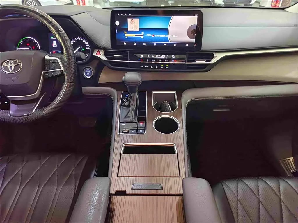 Toyota Sienna 2023 — Photo 6/17