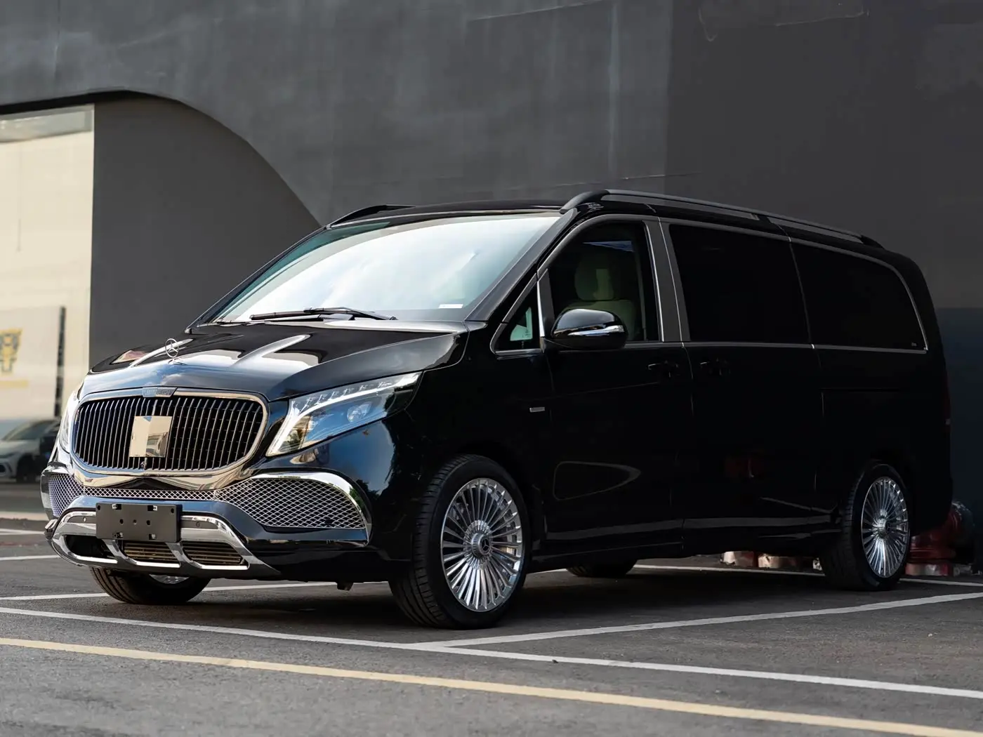 Mercedes-Benz V-Class 2024 — Photo 1/16