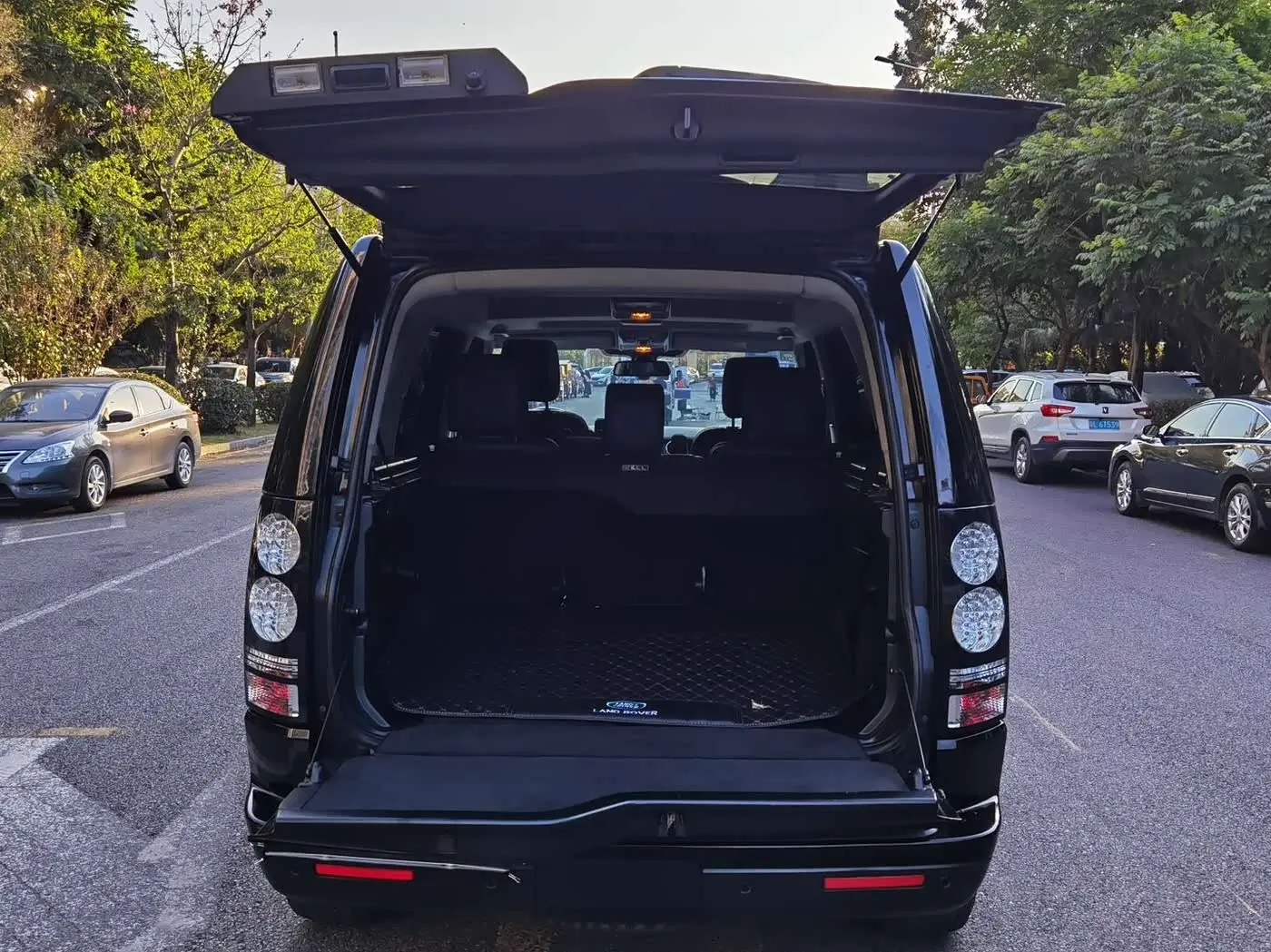 Land Rover Discovery 2016 — Photo 8/17