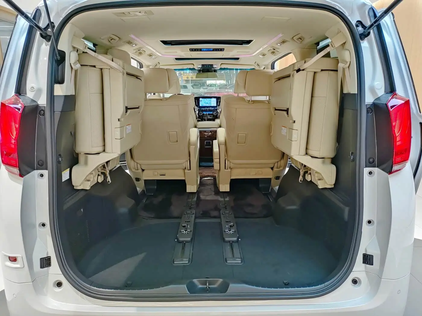 Toyota Alphard 2021 — Photo 16/18