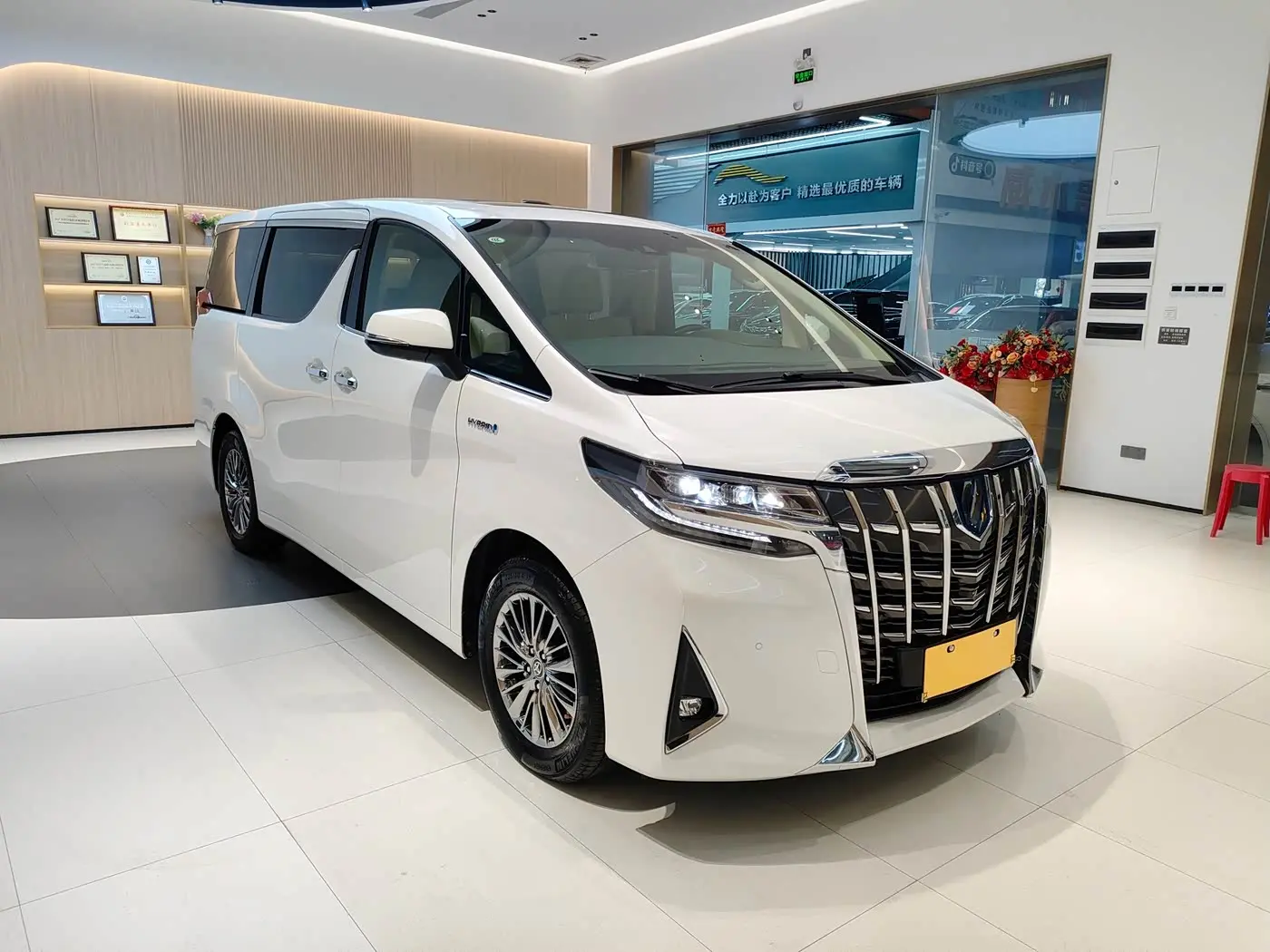 Toyota Alphard 2021 — Photo 2/18