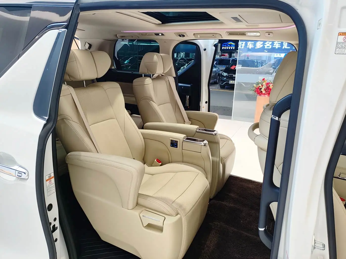 Toyota Alphard 2021 — Photo 11/18