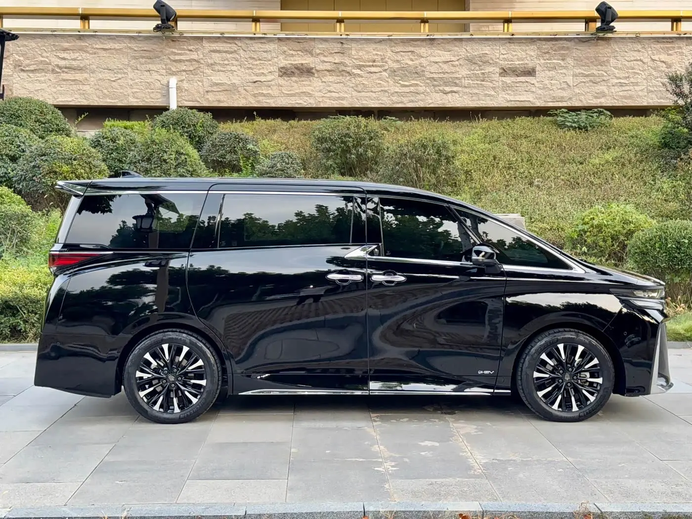 Toyota Vellfire 2023 — Photo 16/16