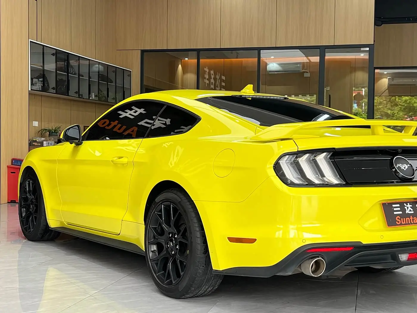 Ford Mustang 2023 — Фото 18/20