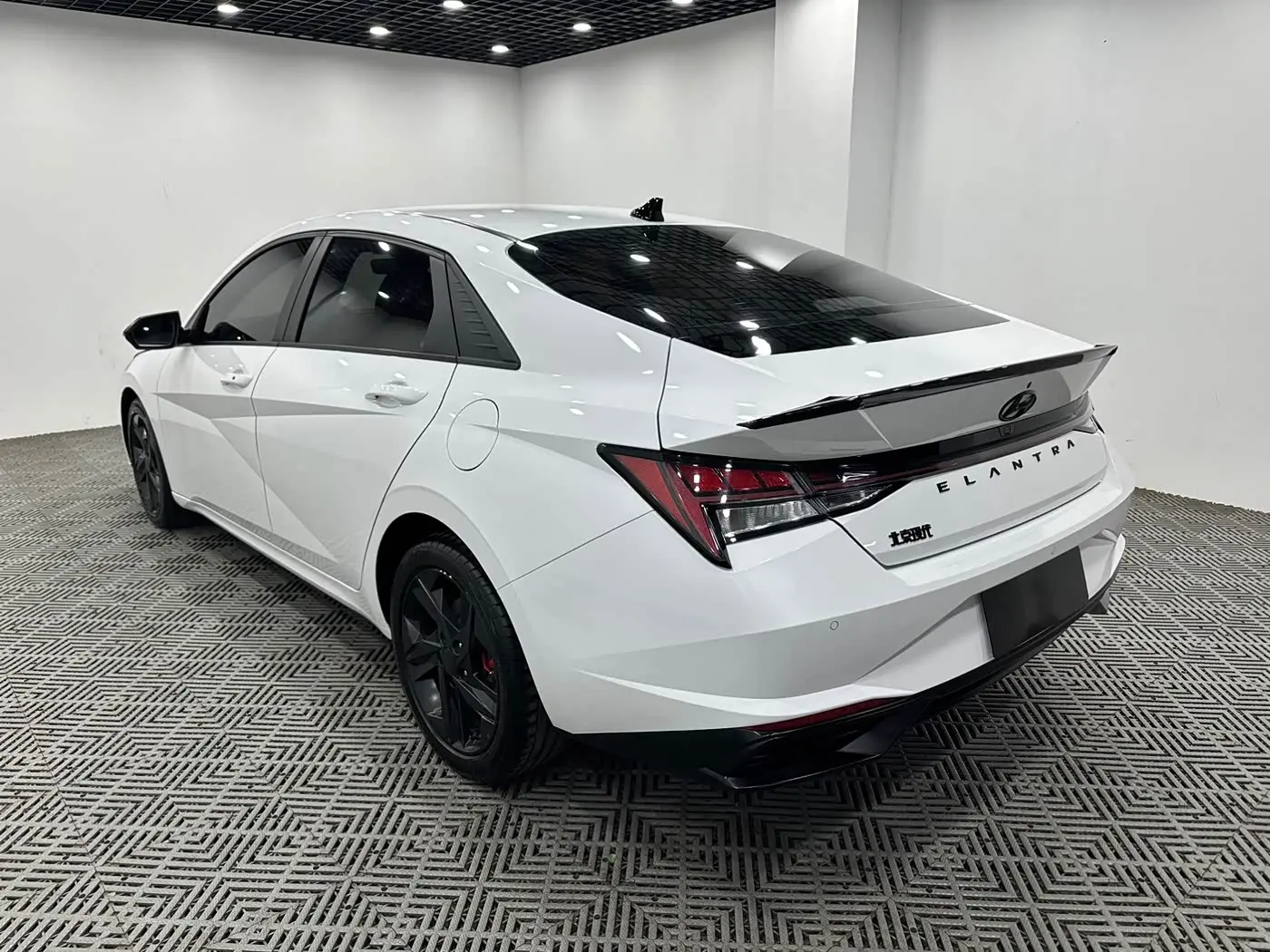 Hyundai Elantra 2023 — Фото 9/9