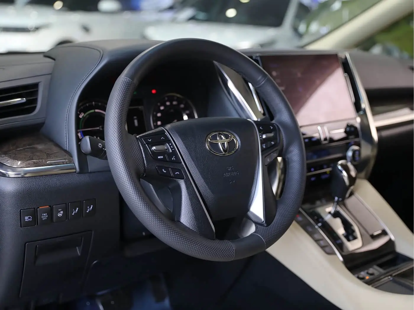 Toyota Vellfire 2023 — Photo 8/18