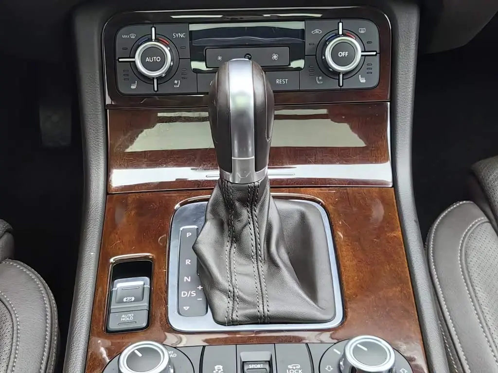 Volkswagen Touareg 2015 — Şəkil 13/20