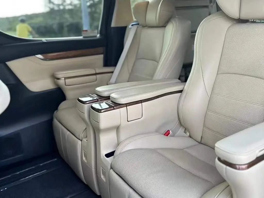 Toyota Alphard 2017 — Photo 19/20