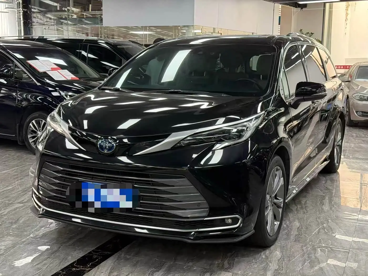 Toyota Sienna 2023 — Photo 1/12