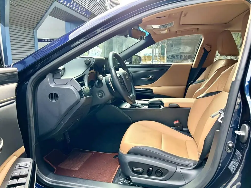 Lexus ES 2022 — Photo 4/9