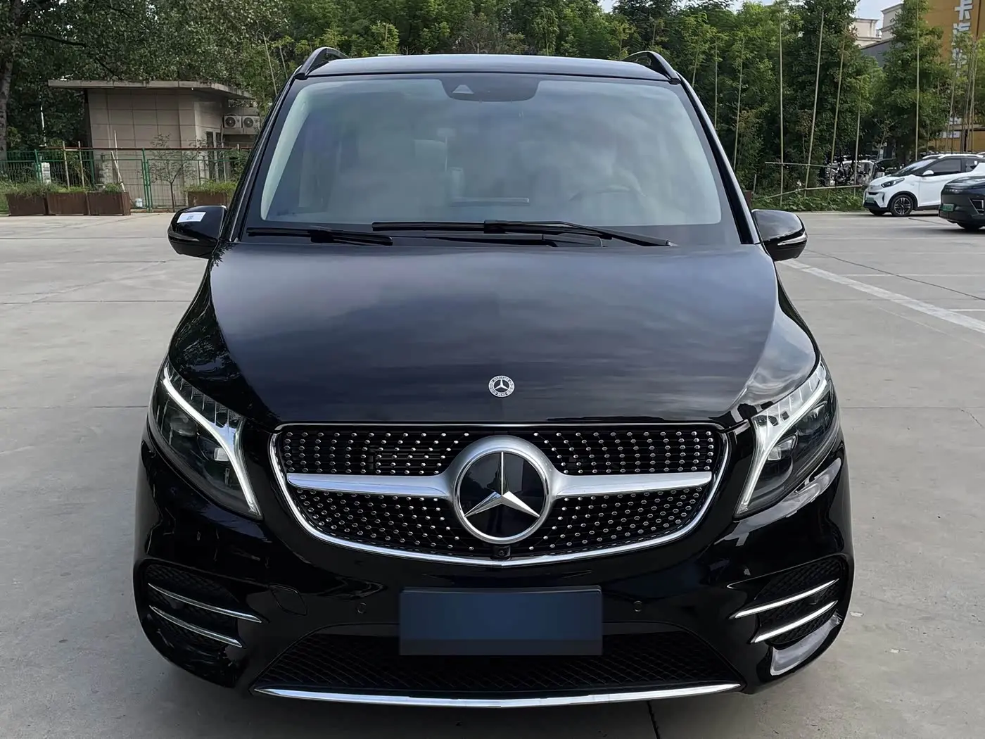 Mercedes-Benz V-Class 2023 — Photo 2/18