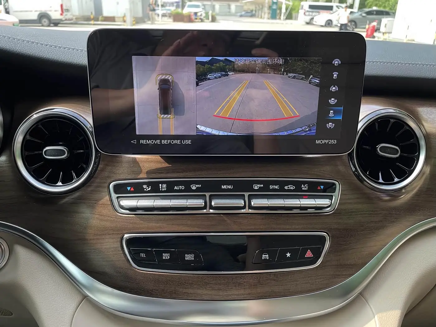 Mercedes-Benz V-Class 2023 — Photo 11/18