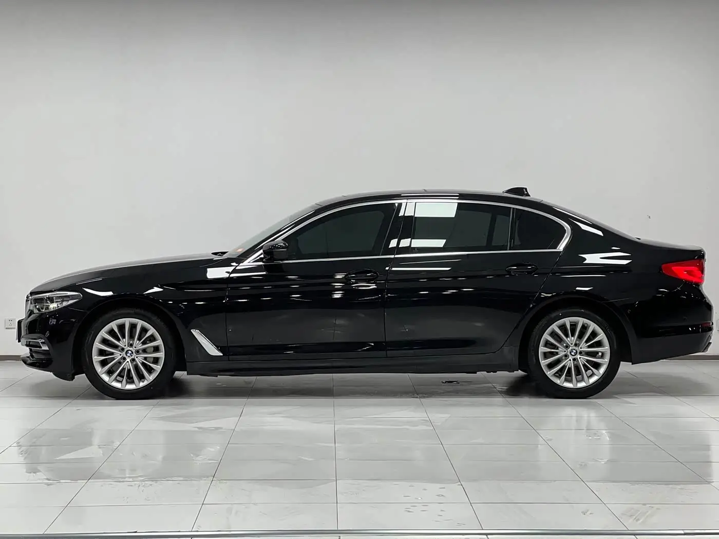 BMW 5 Series 2020 — Photo 3/9