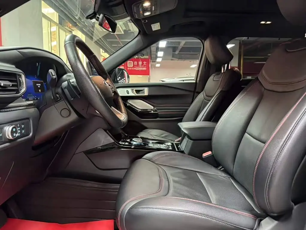 Ford Explorer 2021 — Photo 8/9