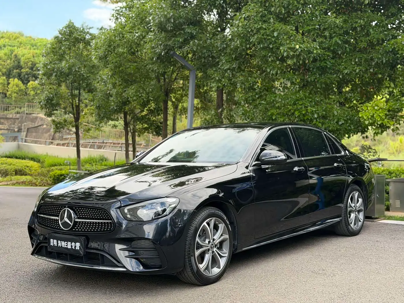 Mercedes-Benz E-Class 2023 — Photo 1/9