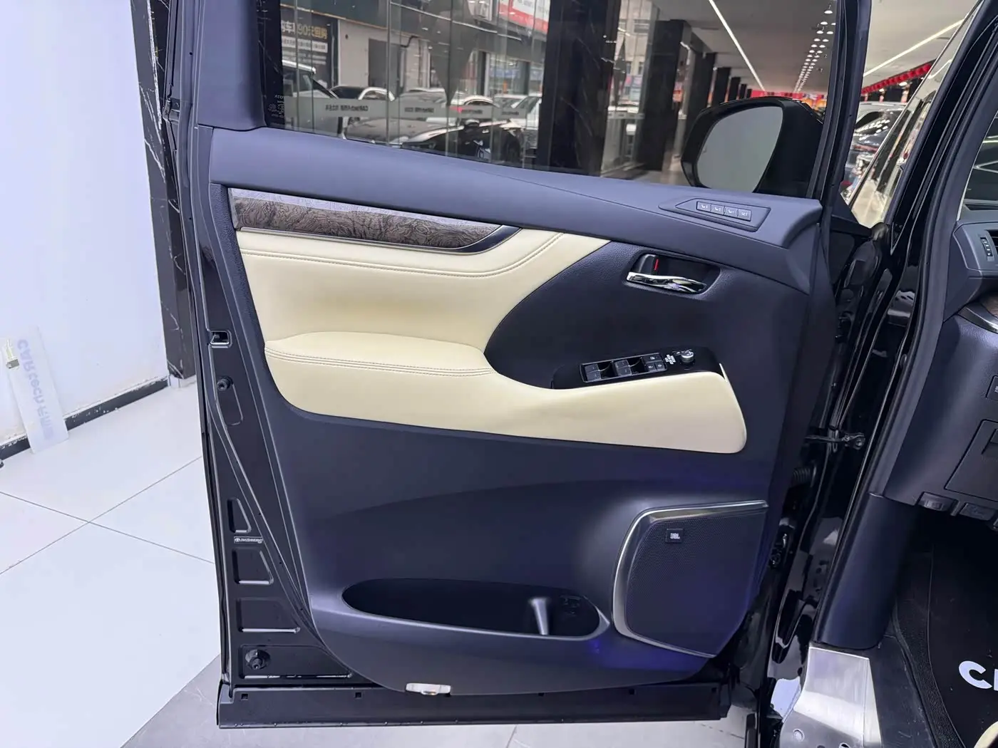 Toyota Vellfire 2023 — Photo 9/18