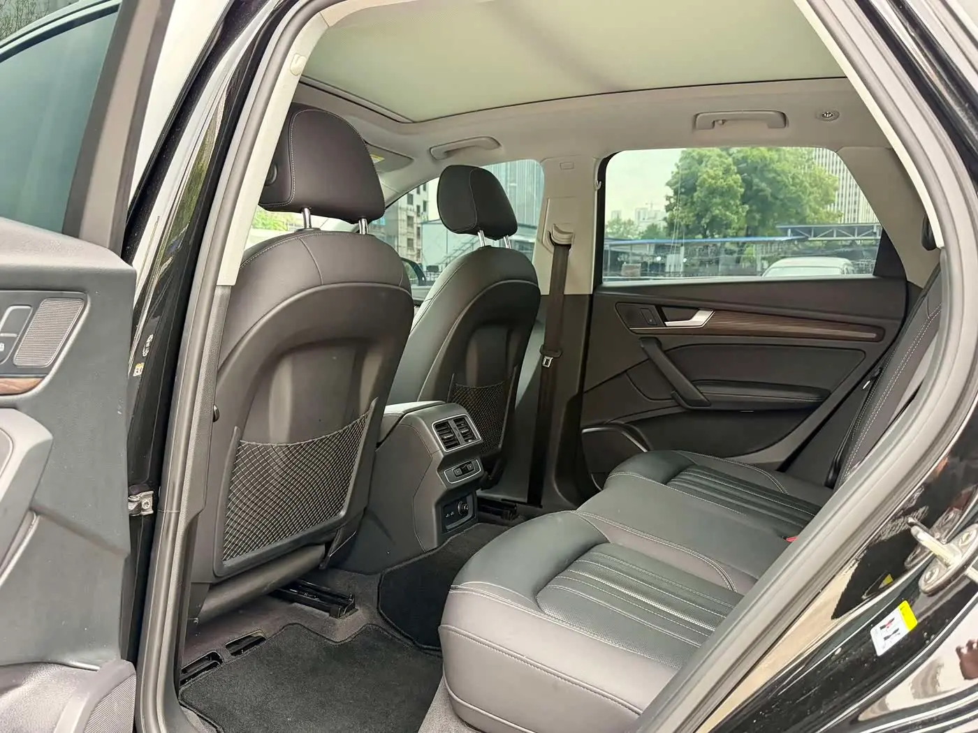 Audi Q5L 2025 — Photo 12/17