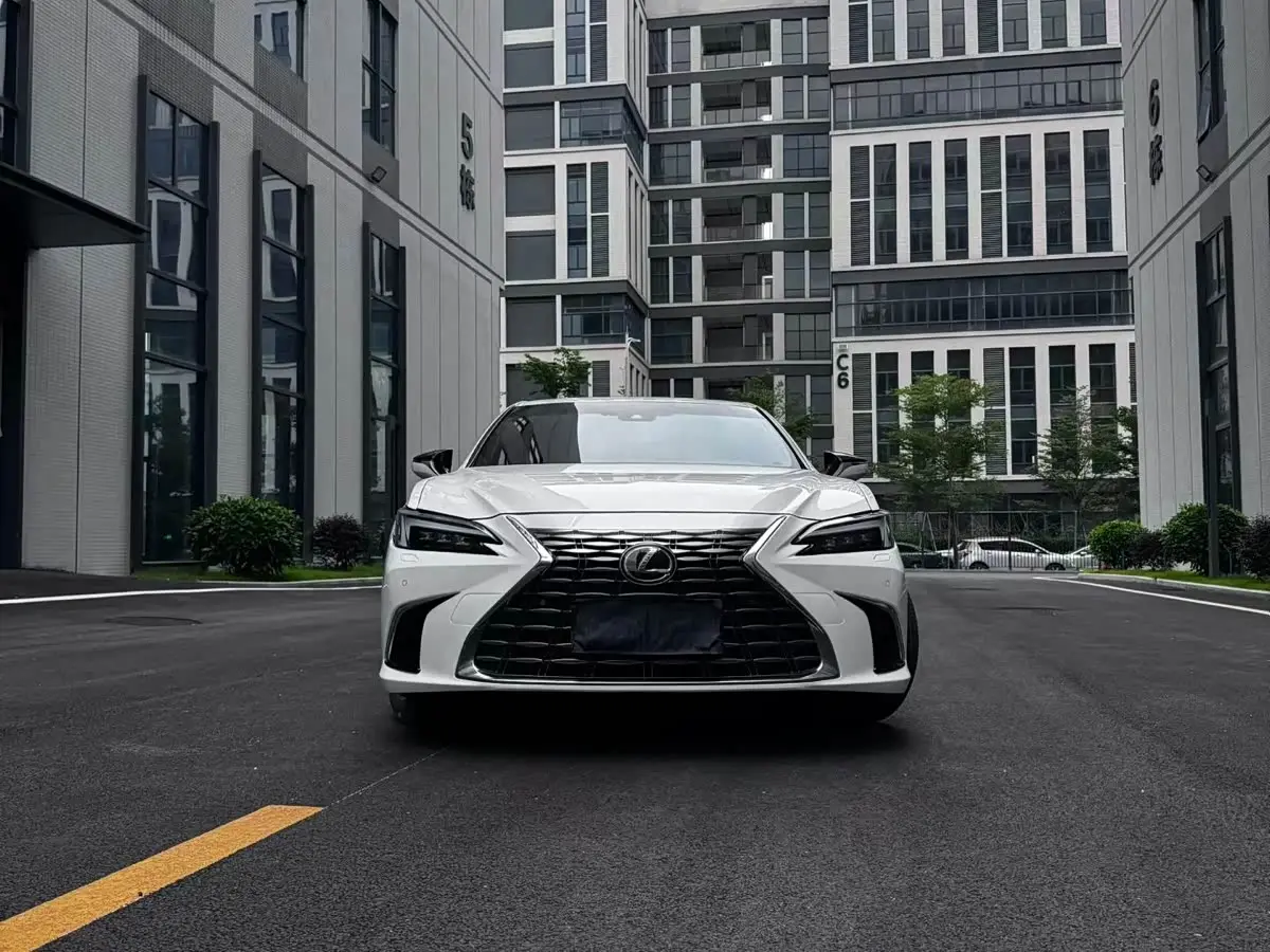 Lexus ES 2025 — Фото 2/9