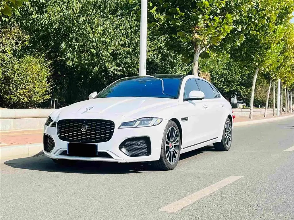 Jaguar XFL 2022 — Фото 1/10