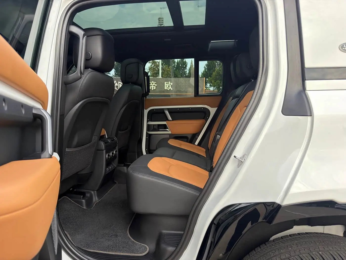 Land Rover Defender 2023 — Photo 8/16